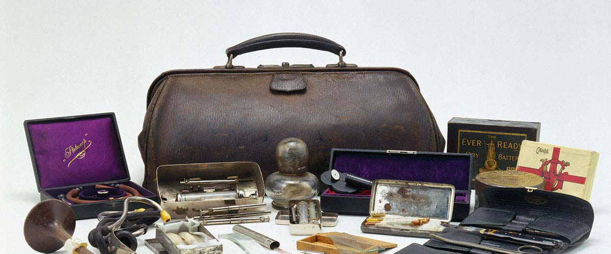 l0058360 leather doctor's bag with contents, english, 1890 1930. the
